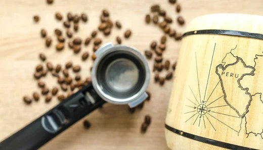 Kaffeebohnen, eine Lupe und eine alte Karte von Peru auf einem Holztisch