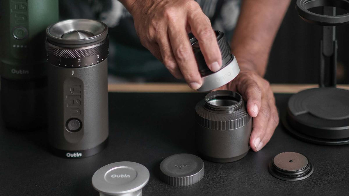 Zusammenbau der tragbaren elektrischen Kaffeemühle OutIn Fino