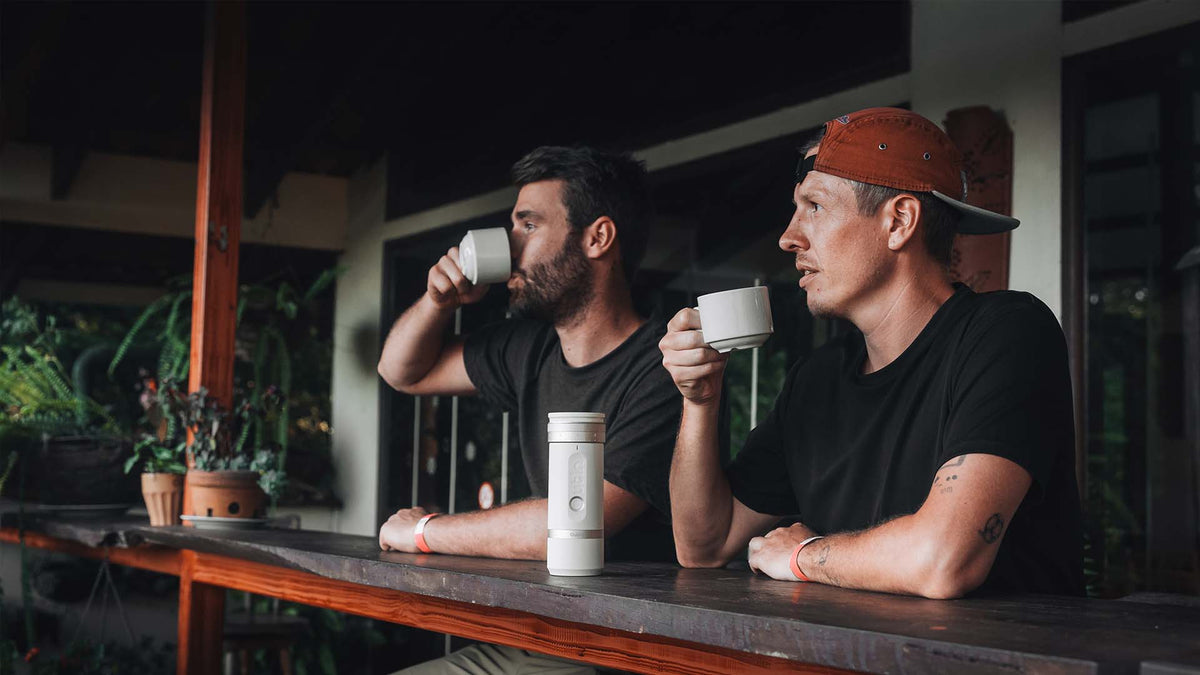 Zwei Männer trinken Cowboy-Kaffee