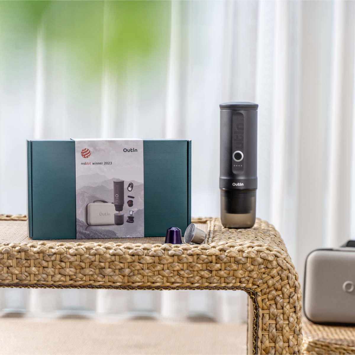 OutIn Espresso-Geschenkset Space Grau mit Schutzhülle und Verpackung, red dot winner 2023, ideal für Reisende.