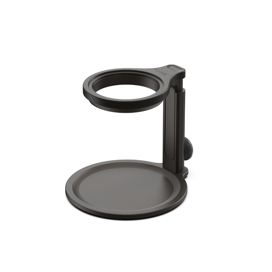 Dunkler, universeller Kaffeeständer aus Aluminium mit verstellbarem Halter und stabiler runder Basis, OutIn-Logo.