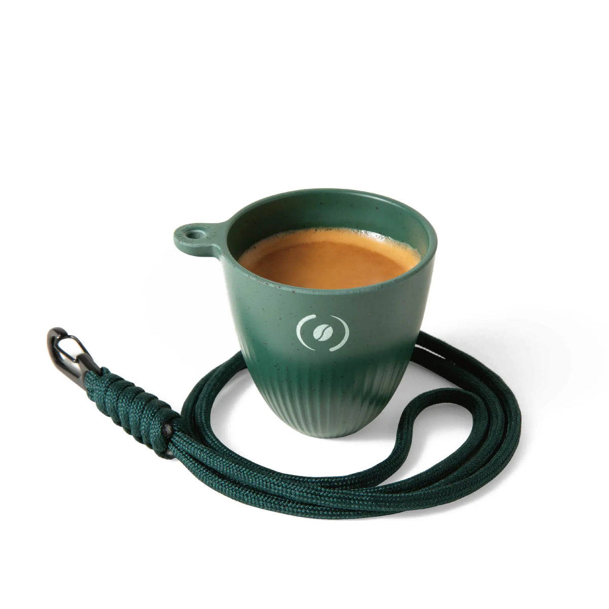 OutIn Rebrew tiefgrüner Espressobecher gefüllt mit Espresso, mit Lanyard und Kaffeebohnen-Logo.