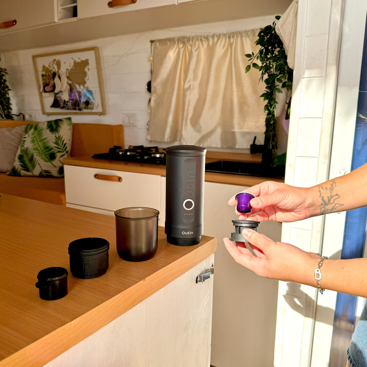 Nano Espressomaschine Space Grau mit Kapsel für unterwegs in Wohnmobil-Küche.