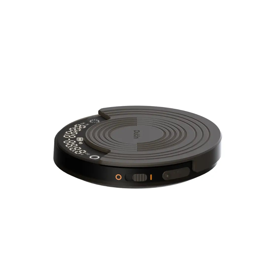 Schwarze OutIn Claro Kaffeewaage mit Rillen, seitlichem Schalter und LED-Display für Timer und Gewichtsanzeige.