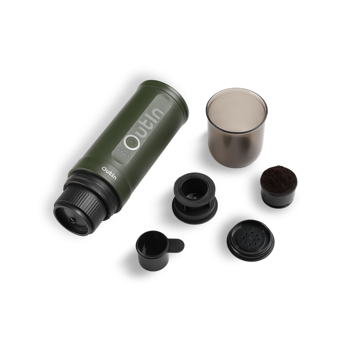 Waldgrüner Reise-Espressobereiter mit Zubehör: Siebträger, Kapseladapter, Messlöffel, Sieb und Becher.