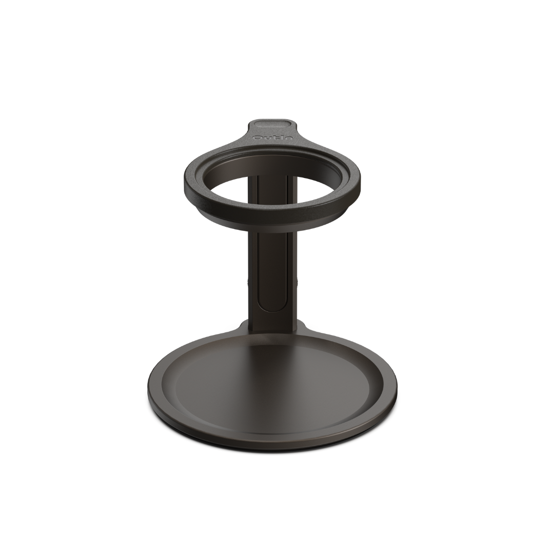 Dunkelbrauner, universeller Kaffeeständer aus Aluminium mit verstellbarem Halter und runder Basis auf weißem Hintergrund.