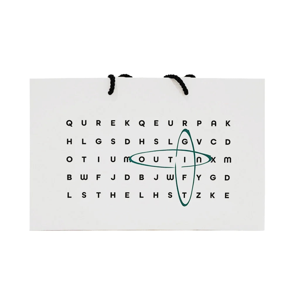 Weiße Geschenktasche mit Wortsuchrätsel-Design und Kordelgriffen, für tragbare Espressomaschinen.