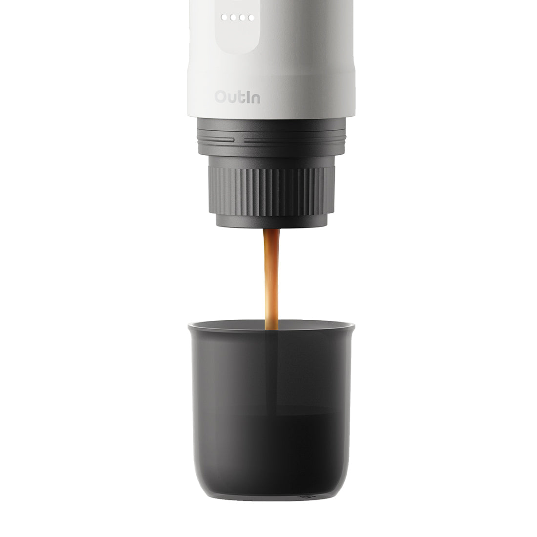 Perlweiße OutIn Nano Espressomaschine brüht frisch gebrühten Espresso mit Crema in einen dunklen Becher.