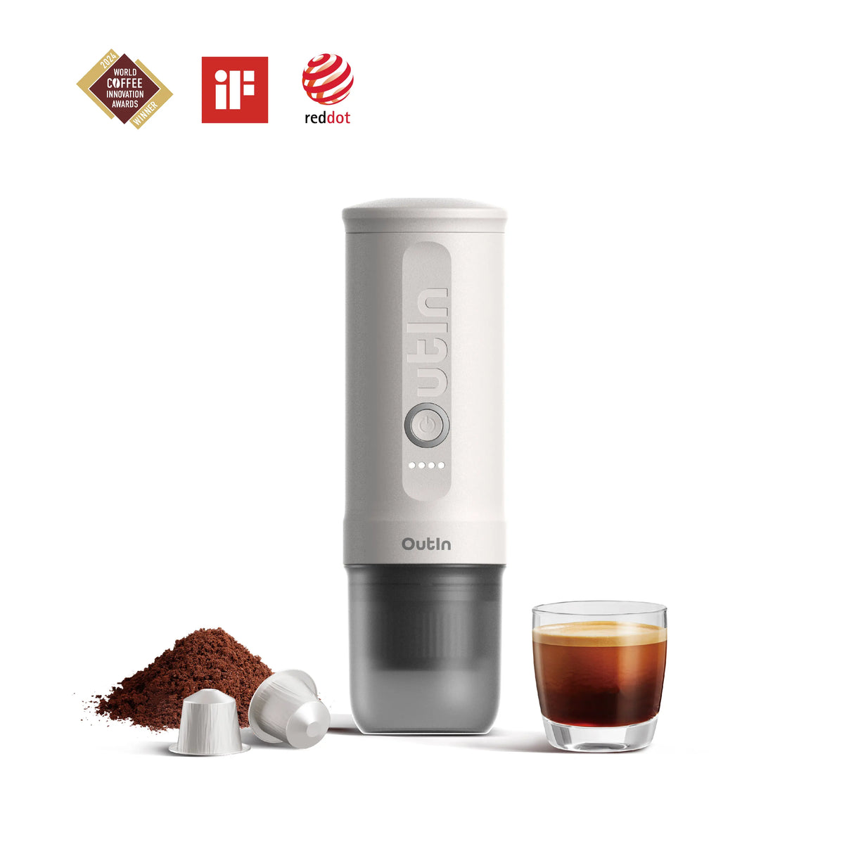 Perlweiße OutIn Nano Espressomaschine mit Kaffeepulver, Kapseln und frischem Espresso daneben.
