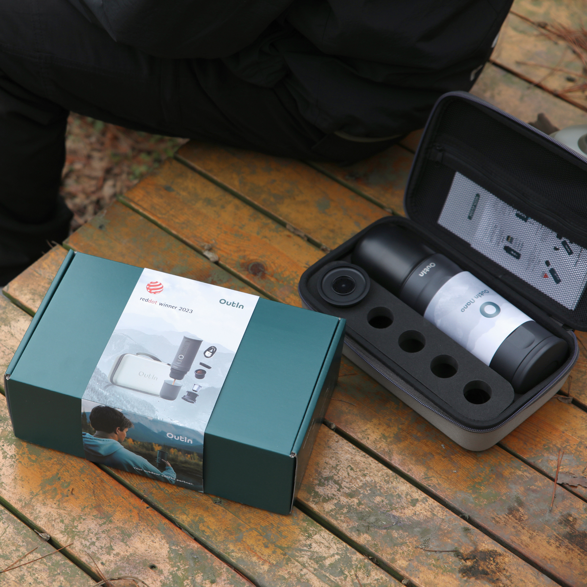 OutIn Espresso-Geschenkset in Space Grau mit Zubehör und Reisekoffer, red dot winner 2023.