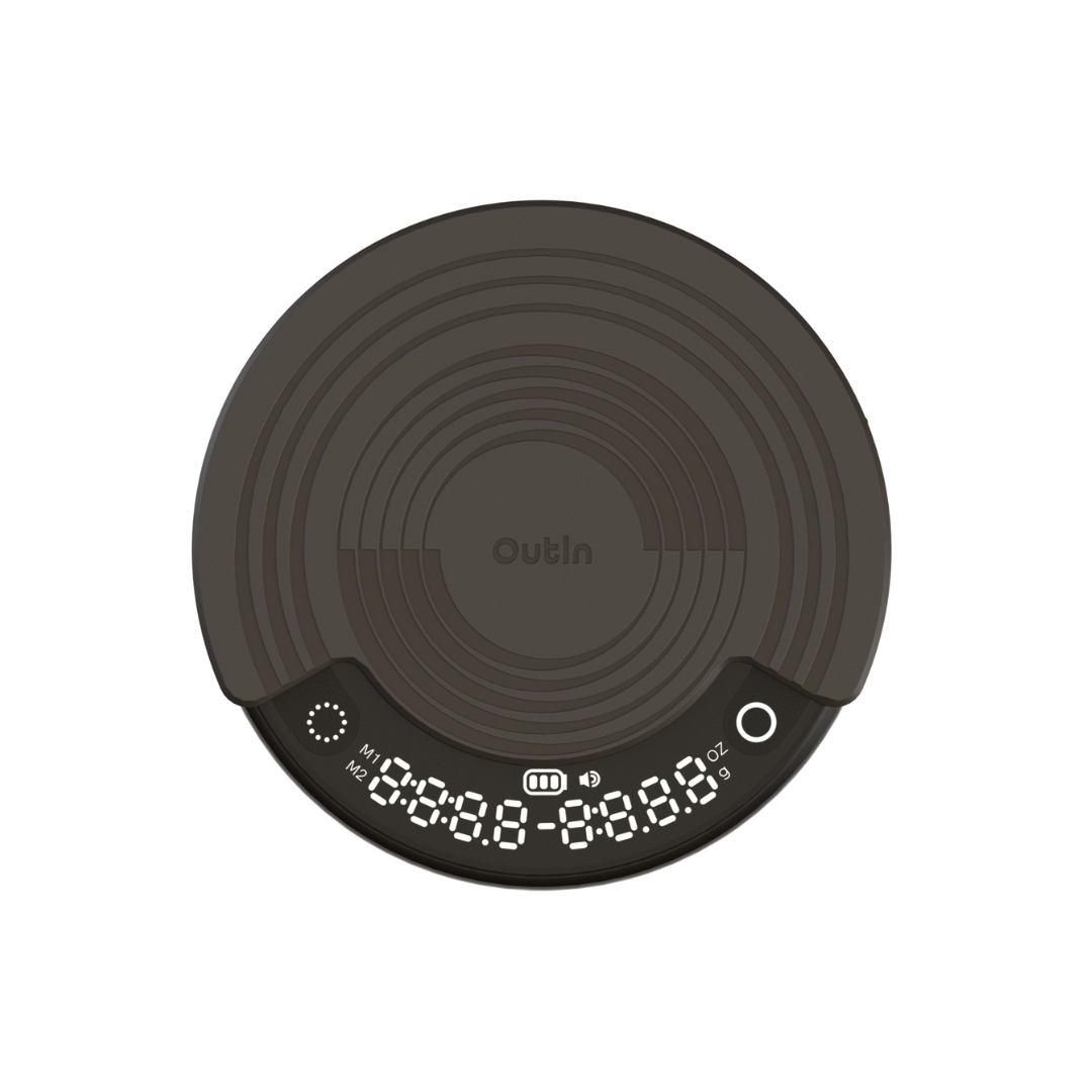 Dunkle OutIn Claro Kaffeewaage mit Rillenstruktur und hellem LED-Display, das Timer und Gewicht anzeigt.