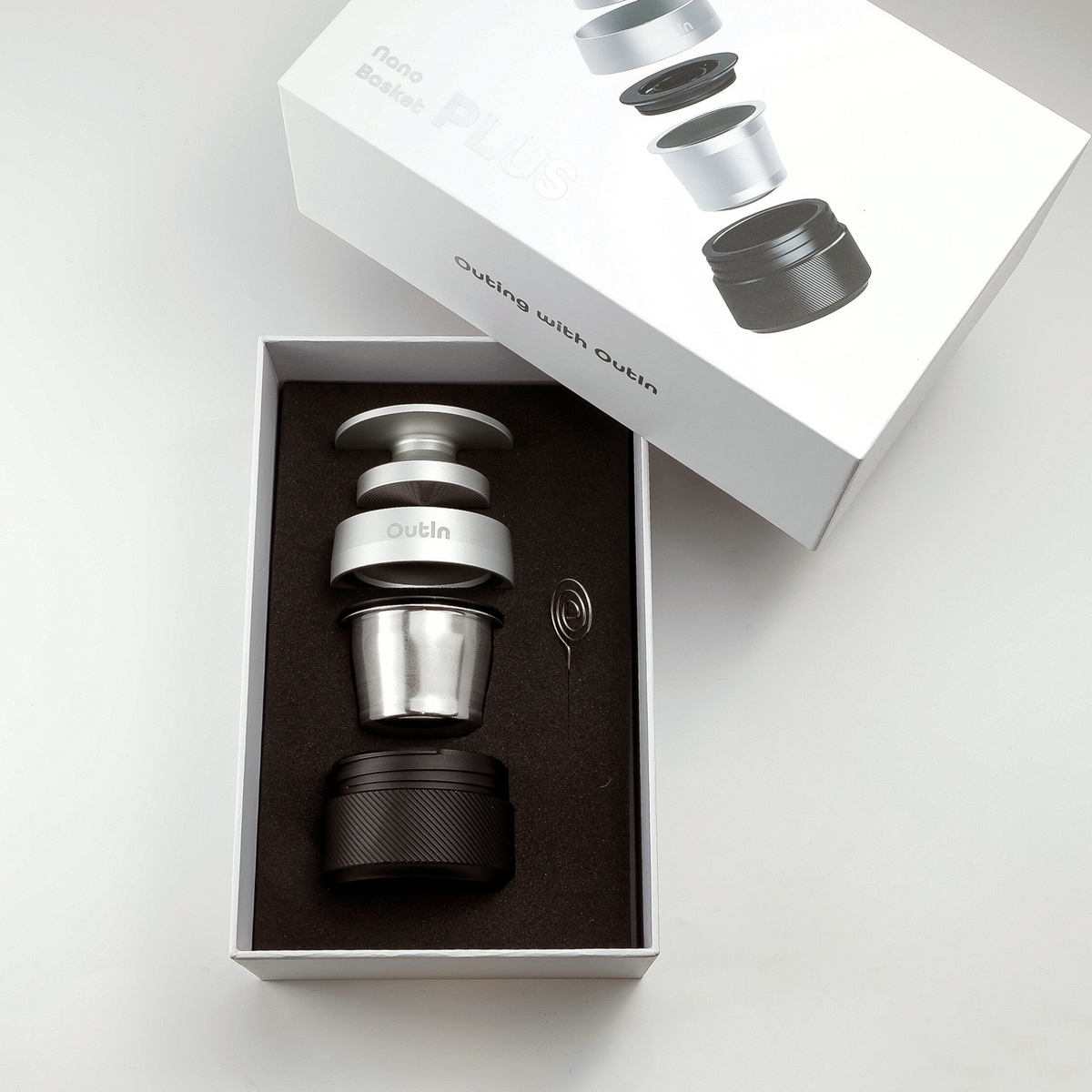 Basket Plus (16-18g) Zubehör für OutIn Nano Espressomaschine in geöffneter Geschenkbox, aus Edelstahl und Kunststoff.