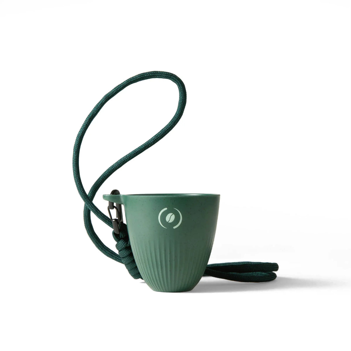 OutIn Rebrew Espresso Becher tiefgrün mit Lanyard, aus recyceltem Kaffeesatz & PET, für unterwegs.