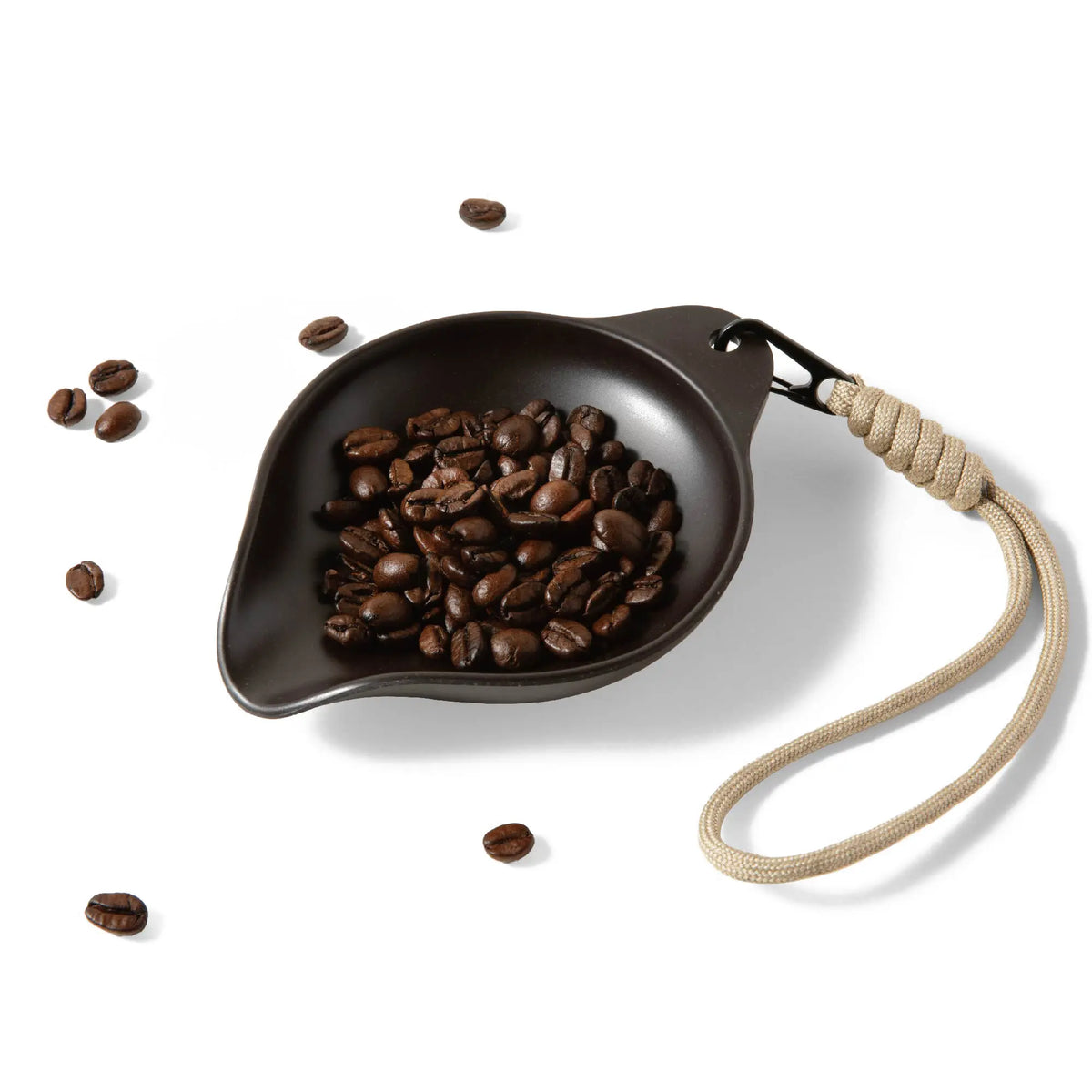 OutIn Rebrew Bohnen-Tablett aus dunkelbraunem Melamin mit Kaffeebohnen und beigefarbenem Lanyard, ideal für Kaffeeliebhaber.