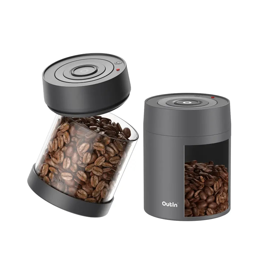Zwei tragbare elektrische Vakuum-Kaffeebehälter mit Kaffeebohnen. Ein Glas- und ein dunkles Modell mit Sichtfenster.