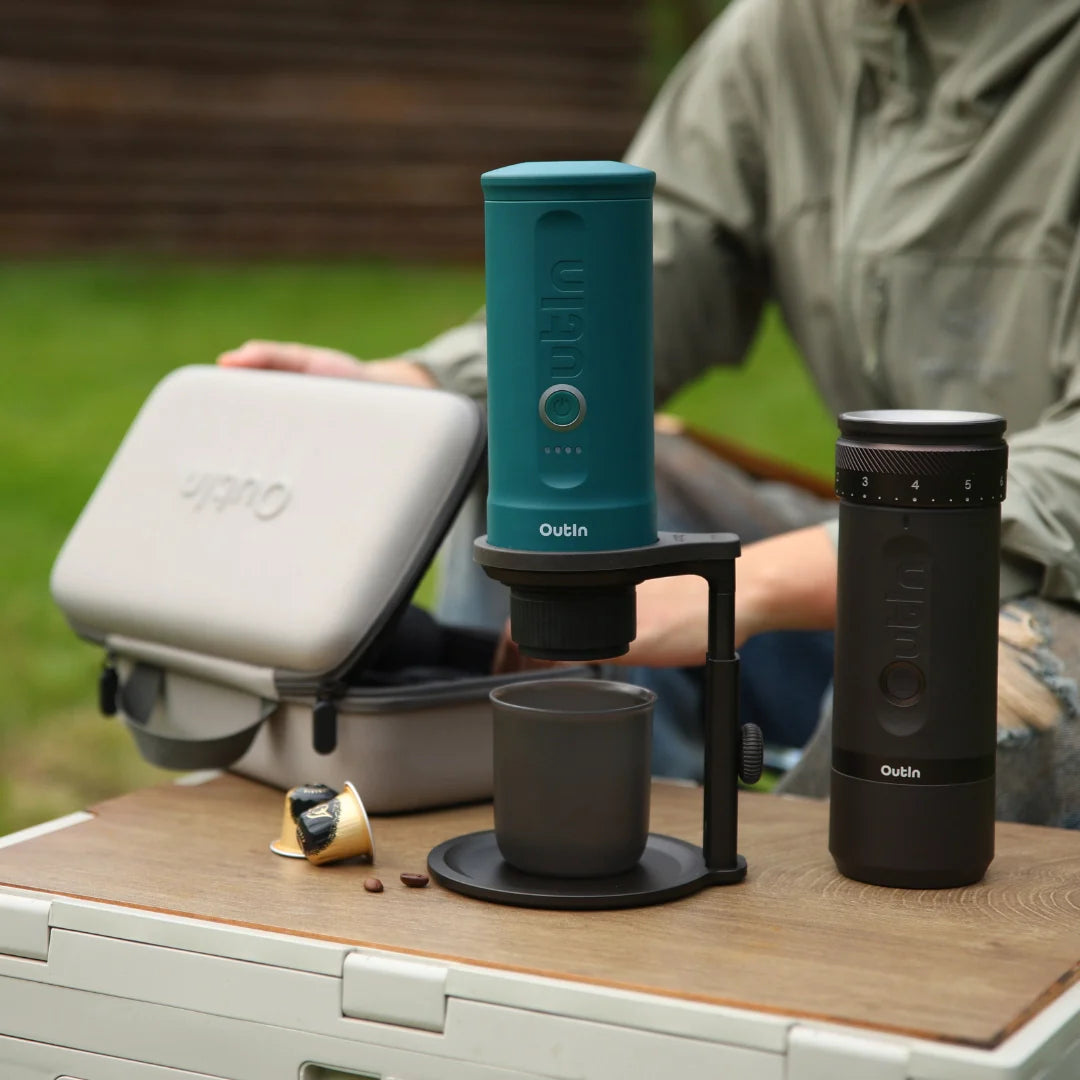 Universeller Kaffeeständer mit türkiser Kaffeemaschine und Zubehör für Outdoor-Kaffeezubereitung.