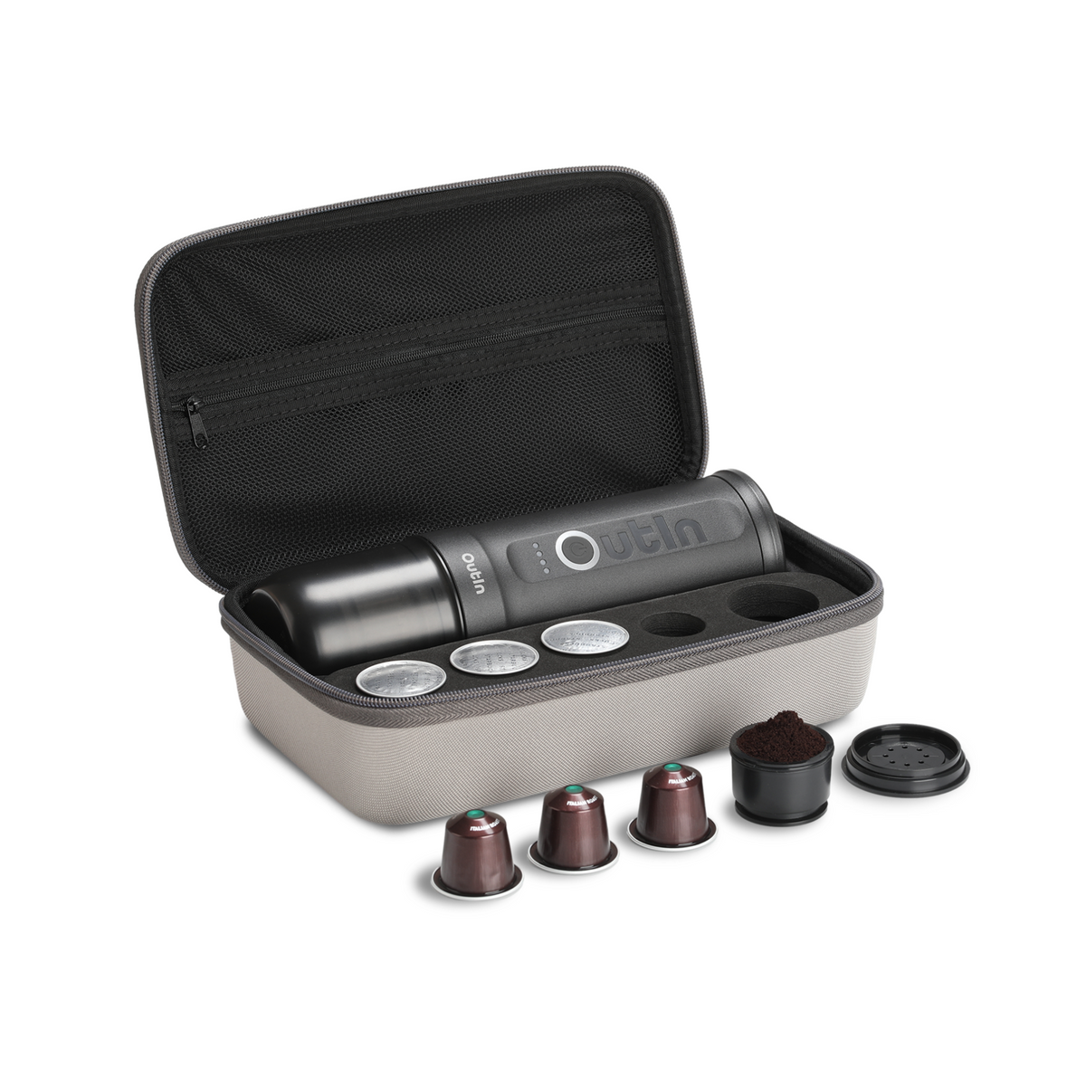 OutIn Espresso-Geschenkset Space Grau mit Schutzhülle für gemahlenen Kaffee und Kapseln.