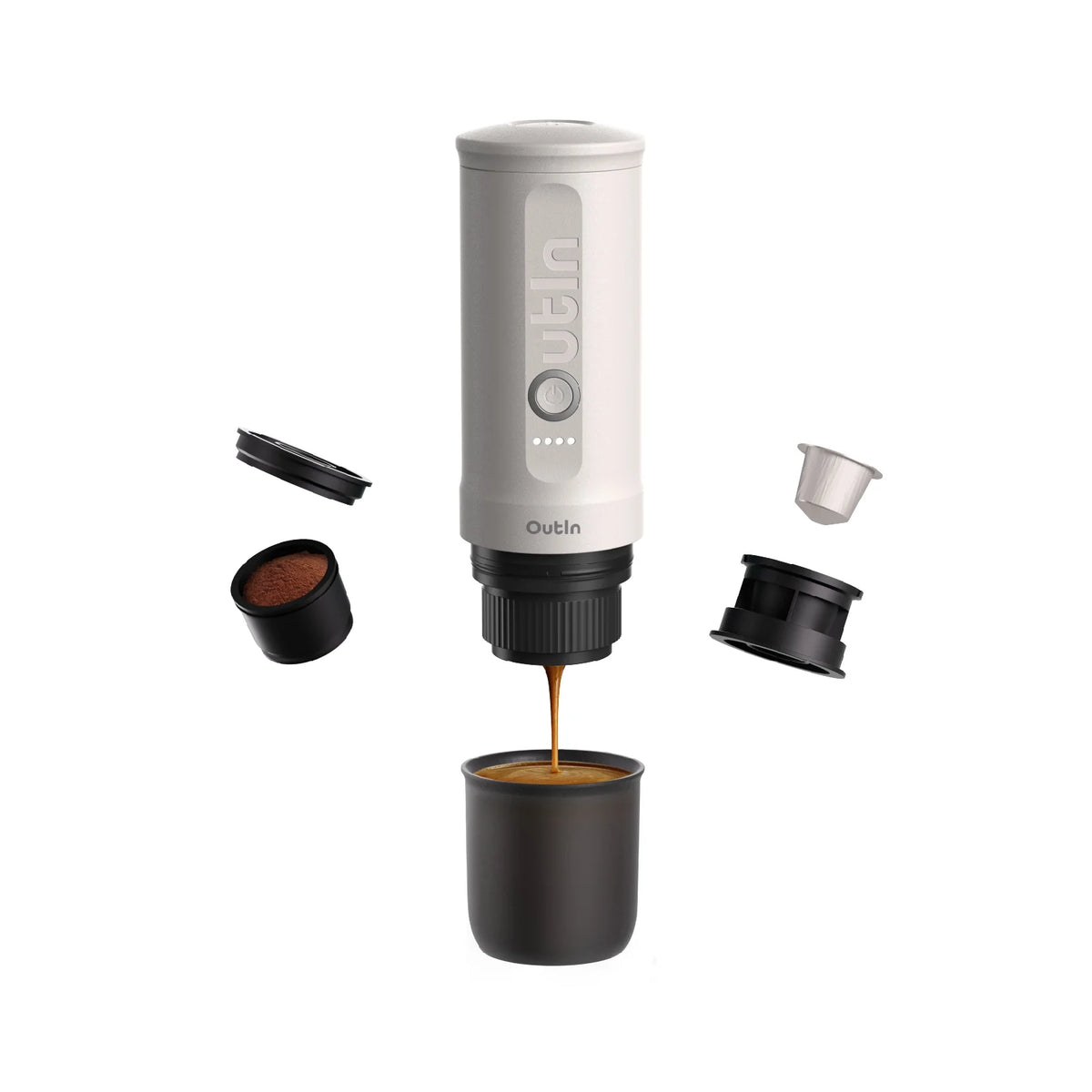 Perlweiße OutIn Nano Espressomaschine brüht Espresso in Becher; Zubehör für Kapseln und gemahlenen Kaffee schwebt daneben.