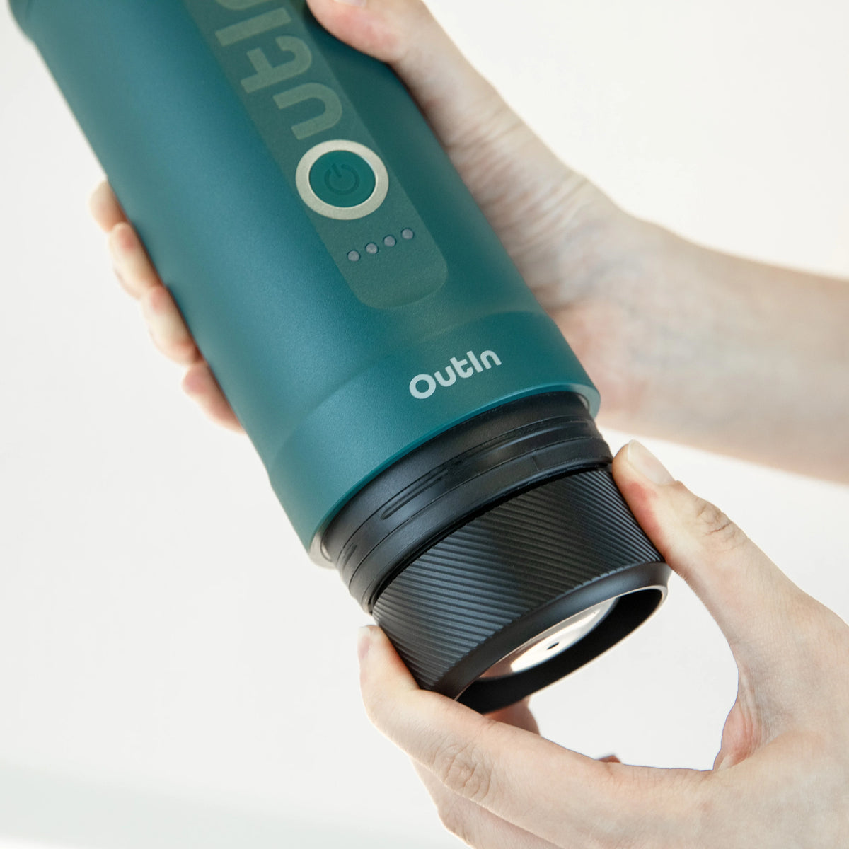 Smaragdgrüne OutIn Nano Espressomaschine, Hände bereiten den Basket Plus für doppelten Espresso vor.