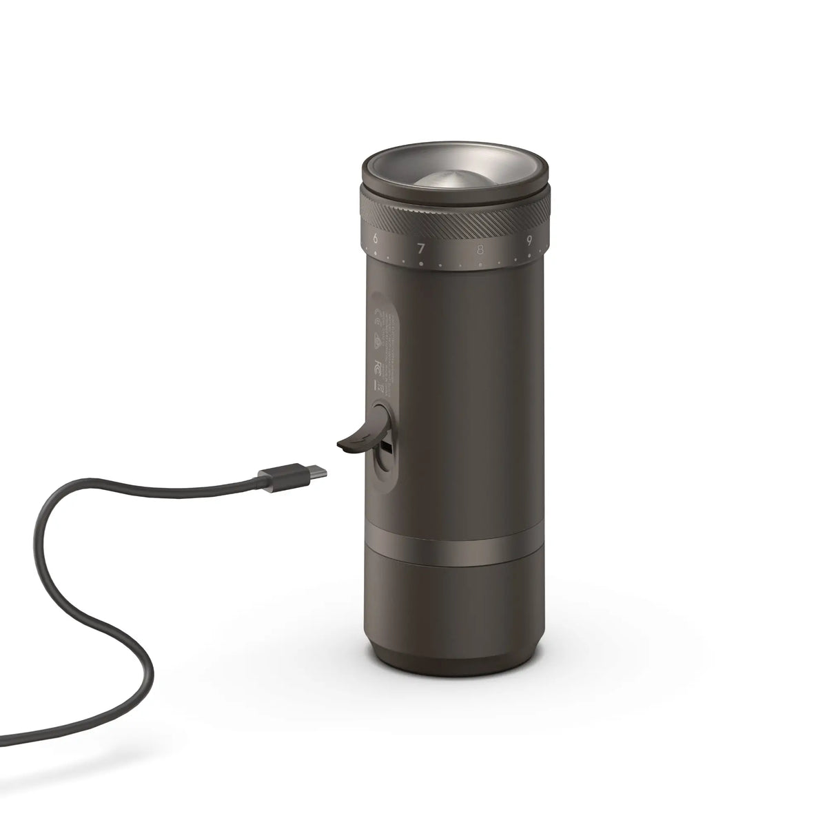 OutIn Fino tragbare Kaffeemühle wird mit USB-C aufgeladen, Mahlgradskala sichtbar.