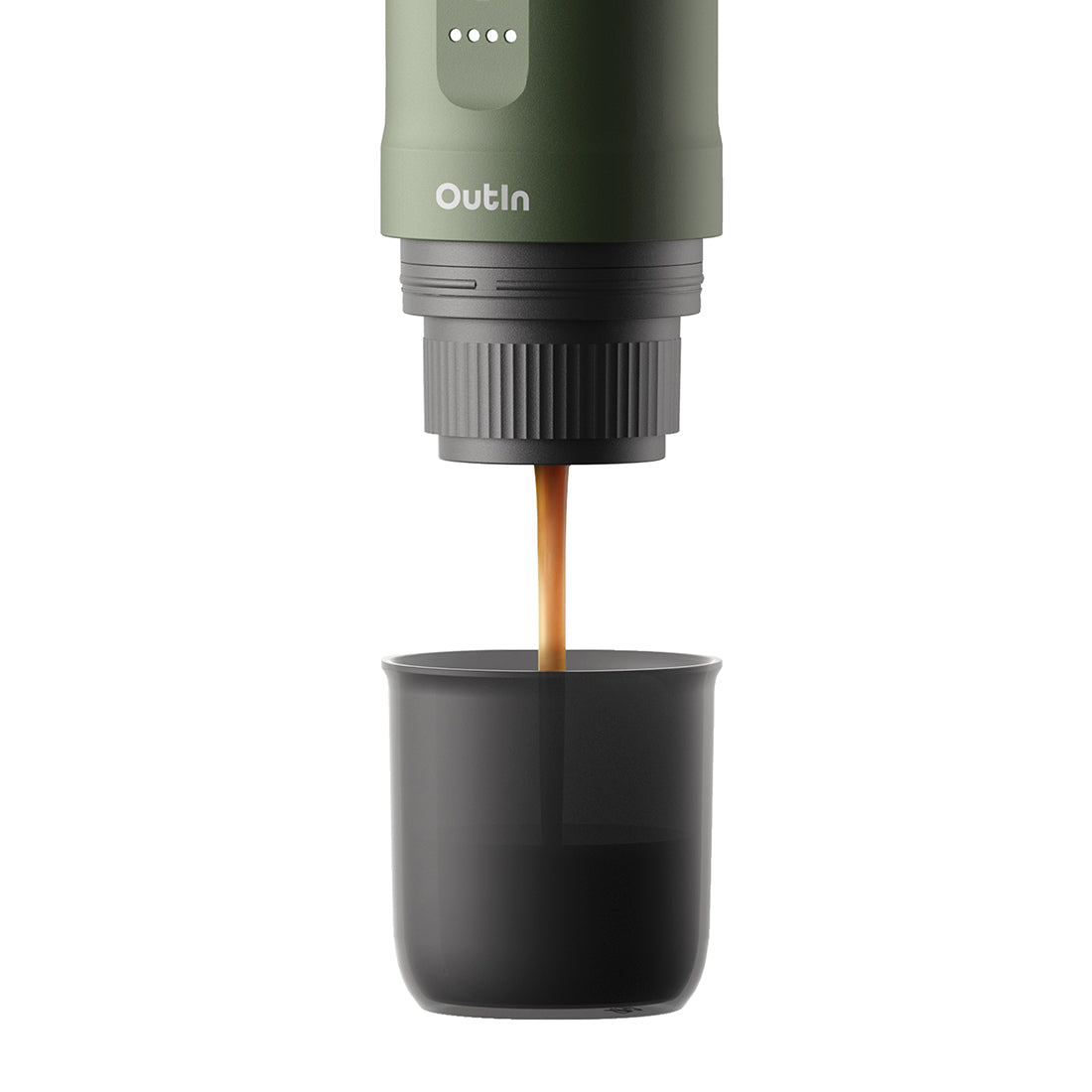 Waldgrüne OutIn Nano Espressomaschine brüht frischen Espresso in einen dunklen Becher.