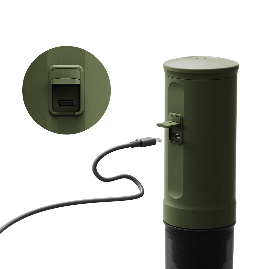 Waldgrüne OutIn Nano Espressomaschine mit angeschlossenem USB-C-Kabel, lädt über den Anschluss.