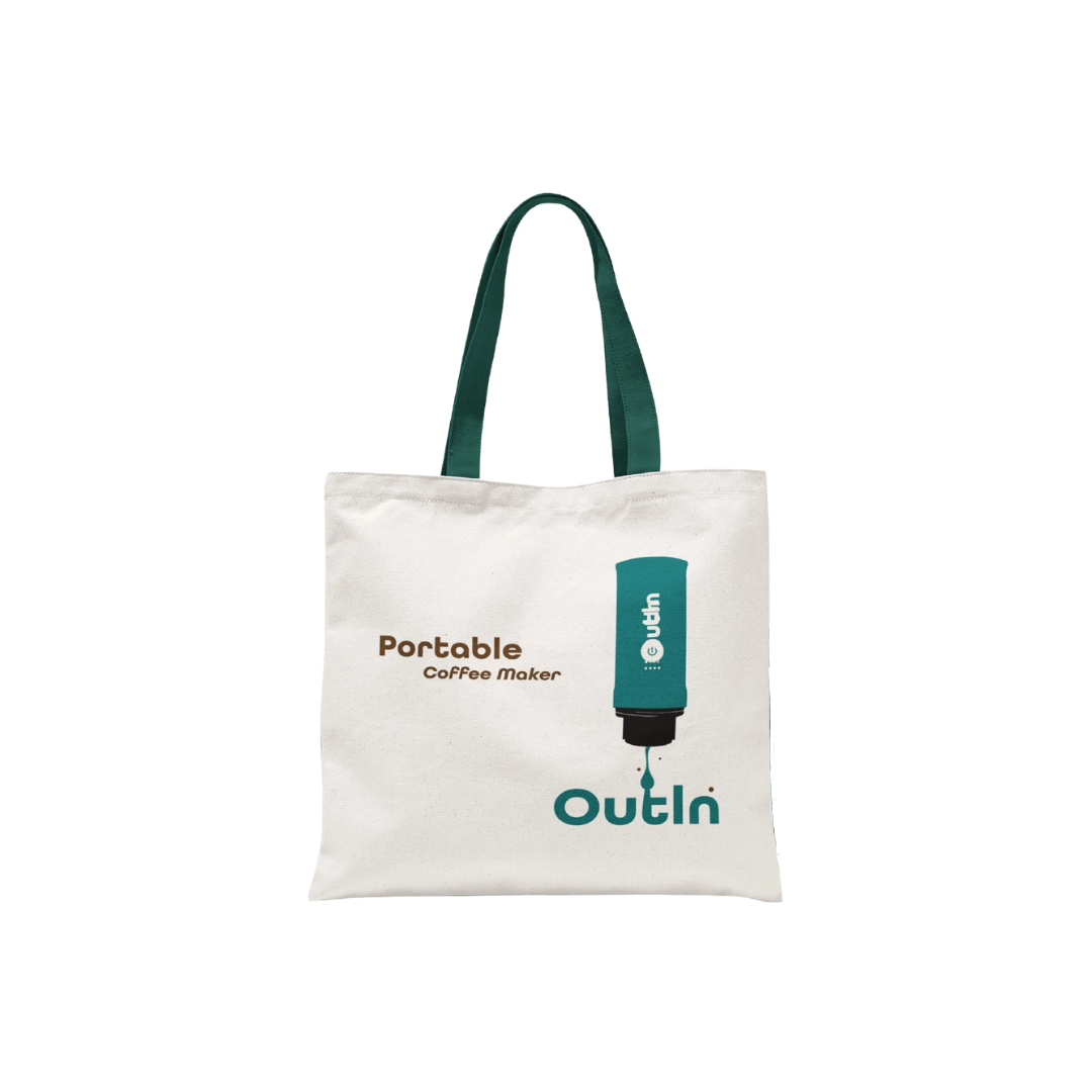 Weiße Tyvek Geschenktasche mit OutIn Logo und „Portable Coffee Maker“ Schriftzug für tragbare Espressomaschinen.