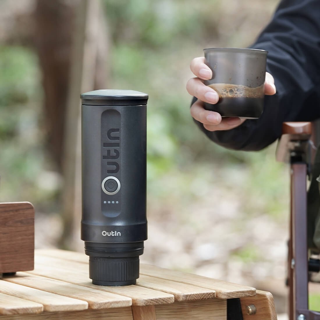 Nano Tragbare Espressomaschine in Space Grau mit reichem Espresso im Freien.