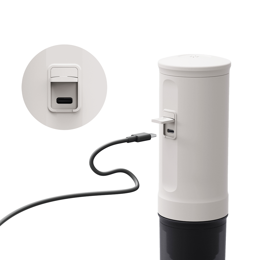 Perlweiße Nano Espressomaschine mit USB-C-Kabel wird geladen, universell kompatibel.