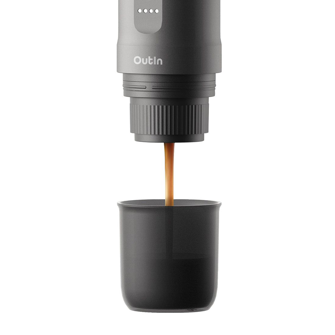 Graue Nano Tragbare Espressomaschine von OutIn brüht frischen Espresso mit goldener Crema in einen kompakten Becher.